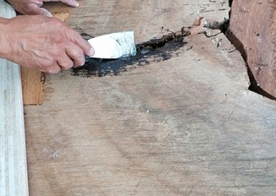 Trabajo sobre mesa de parota